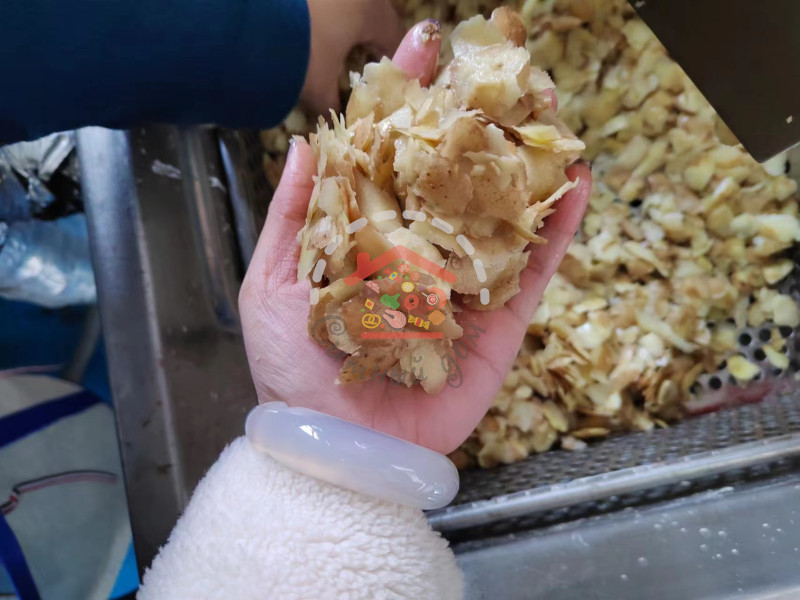 Очистки картофеля, обработанные машиной для очистки корнеплодов (барабанного типа)
